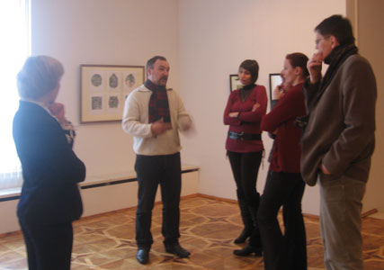 Юрий Яковенко на открытии выставки своих работ в Витебске